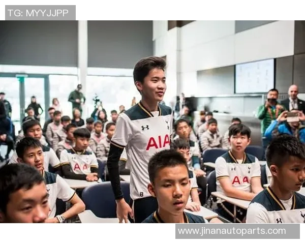 周强畅谈足球生涯中的挑战与成长分享精彩瞬间与未来展望